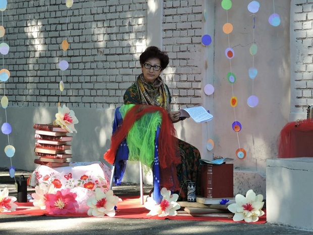 A professora e contadora de histórias Nina Cordeiro interpretou trechos da obra e comoveu muitos dos presentes. Foto: Arquvio da escola